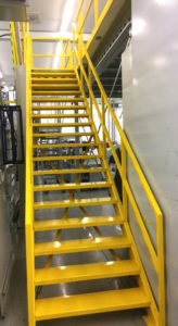 Lagerbühne-Stahlbaubühne-Treppe-gelb