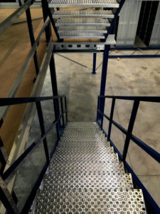 Lagerbühne-Stahlbaubühne-Treppe-blau-metall